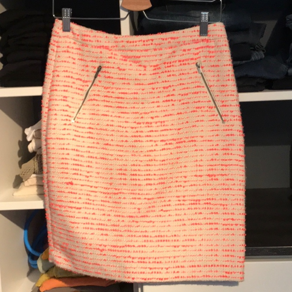 Great skirt by Halogen. Classic style with modern flair. Fully lined.